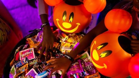 Trick or Treat throughout the park and fill your bag with Halloween sweets and snacks.